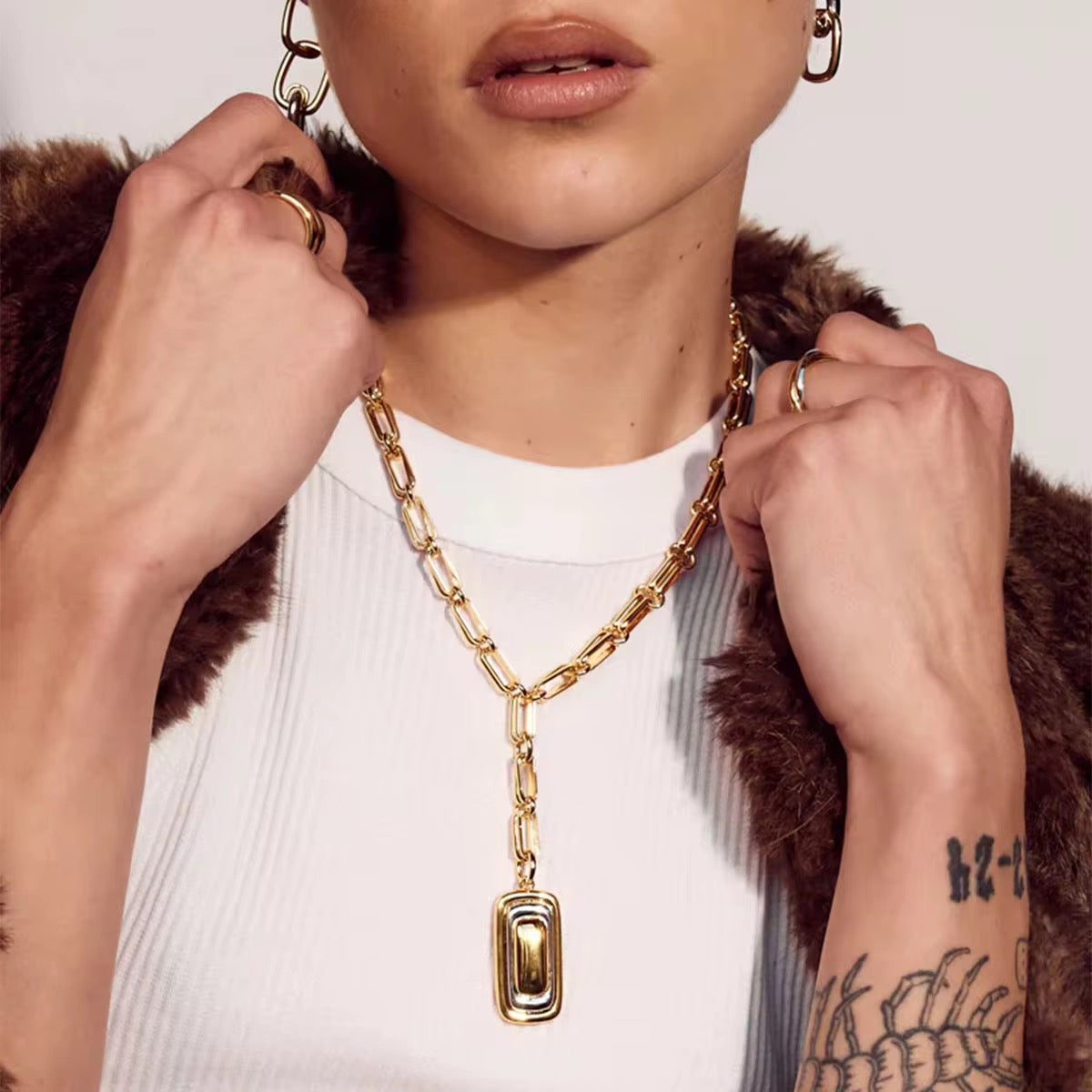 ROBERTA NECKLACE